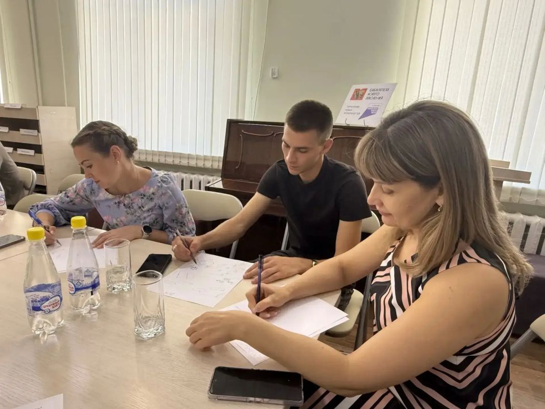 В Антраците прошла встреча представителей муниципальных образований городов Антрацит, Ровеньки и Свердловск, посвящённая развитию молодёжной политики и повышению эффективности государственных программ для подрастающего... В Антраците прошла встреча представителей муниципальных образований городов Антрацит, Ровеньки и Свердловск, посвящённая развитию молодёжной политики и повышению эффективности государственных программ для подрастающего...
