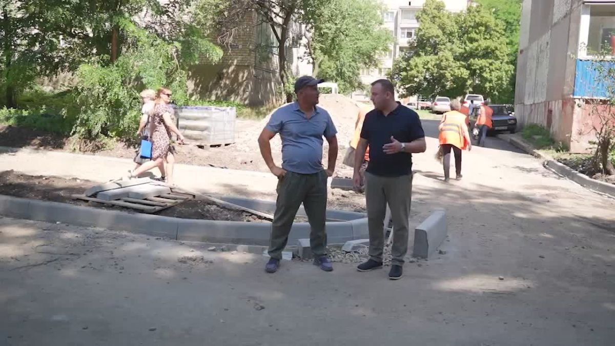 В Антраците продолжают обновлять тротуары для пешеходов