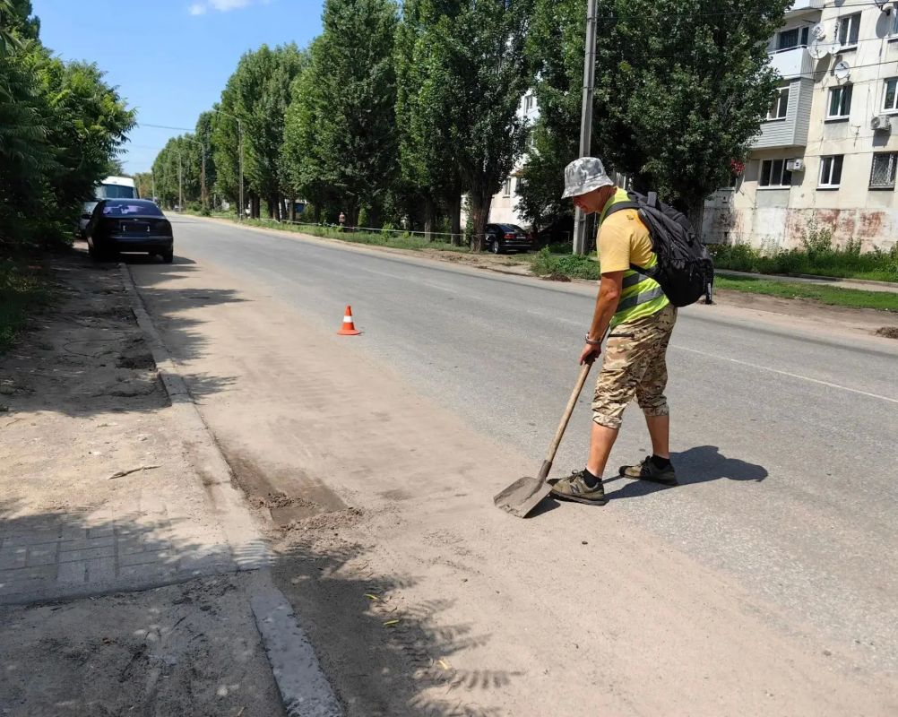 Сотрудники МУП «ДЭП города Рубежное» продолжают проводить мероприятия по содержанию улично-дорожной сети