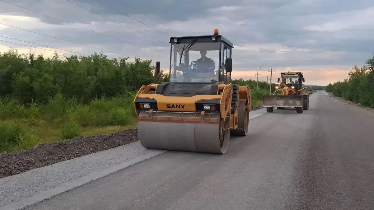 На участке дороги «Беловодск – Брусовка» при поддержке региона-шефа Новосибирской области дорожники приступили к укладке обочин, финализируя восстановление основного полотна На участке дороги «Беловодск – Брусовка» при поддержке региона-шефа Новосибирской области дорожники приступили к укладке обочин, финализируя восстановление основного полотна