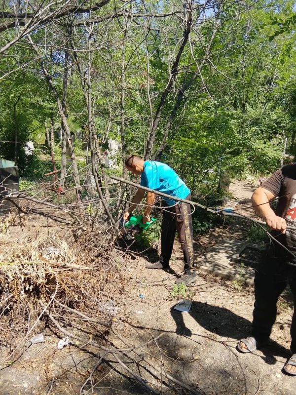 В Ровеньках продолжаются работы по благоустройству и санитарной очистке городских кладбищ В Ровеньках продолжаются работы по благоустройству и санитарной очистке городских кладбищ