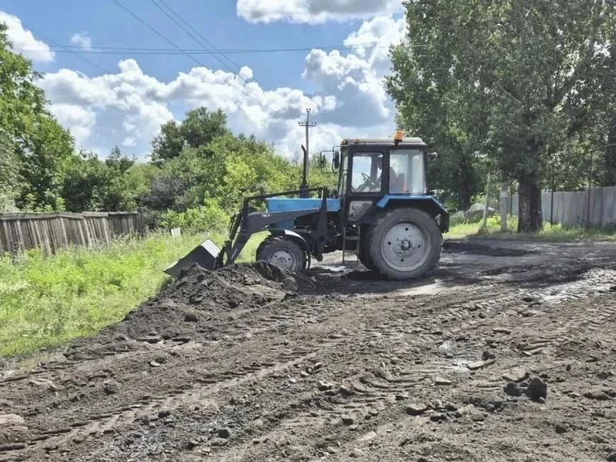 Андрей Губарев: В городе Золотое продолжаются работы по благоустройству: ведётся приведение в порядок дорожного сообщения между посёлками Михайловка и Марьевка Андрей Губарев: В городе Золотое продолжаются работы по благоустройству: ведётся приведение в порядок дорожного сообщения между посёлками Михайловка и Марьевка