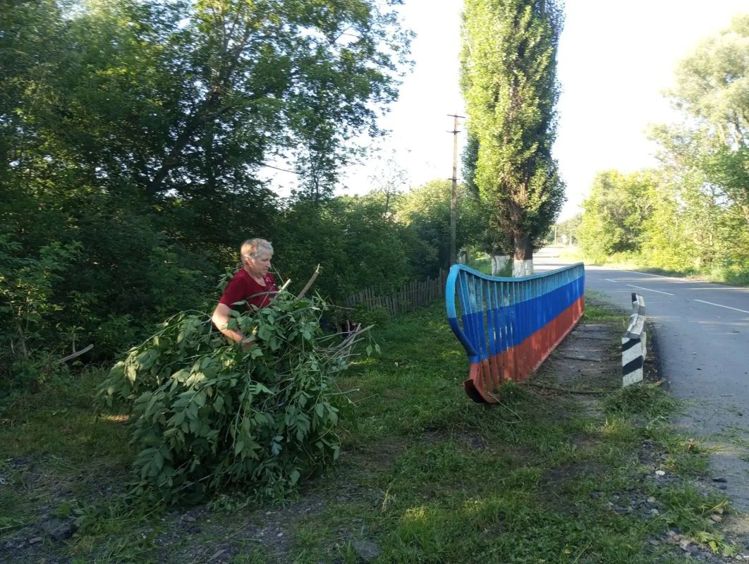 В Малоивановке состоялся субботник, организованный в рамках Всероссийской акции "Вода России" В Малоивановке состоялся субботник, организованный в рамках Всероссийской акции "Вода России"