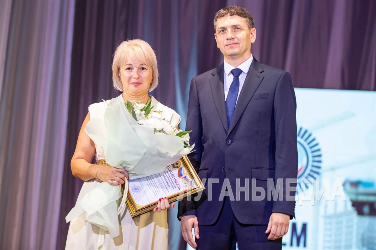 В Луганском республиканском дворце культуры представителей строительной сферы ЛНР поздравили с наступающим Днем строителя В Луганском республиканском дворце культуры представителей строительной сферы ЛНР поздравили с наступающим Днем строителя