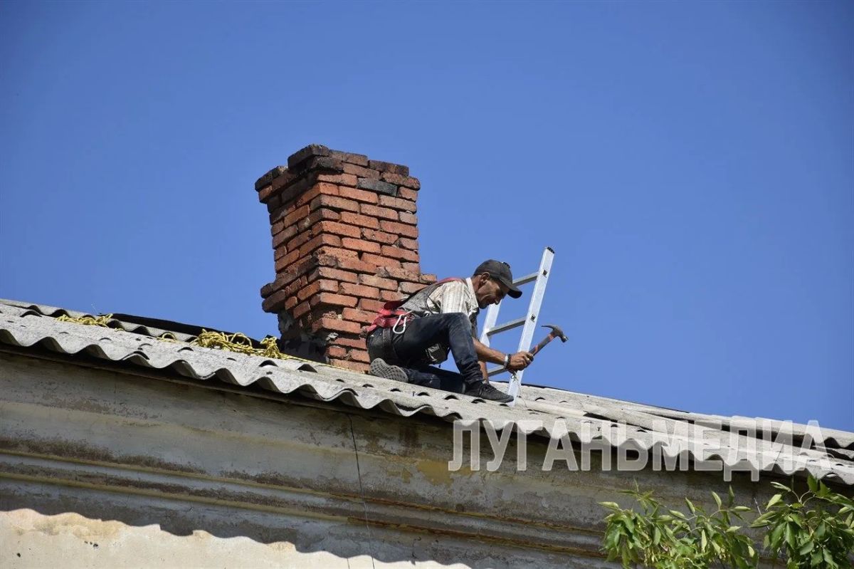 В Краснолучском округе продолжается ремонт кровли многоквартирных домов