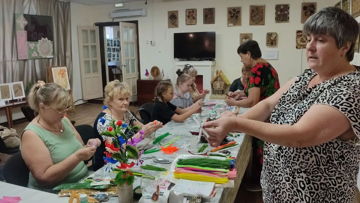 Сегодня, 6 августа 2026., в Краснолучском краеведческом музее состоялся мастер-класс Н.А. Сыченко по плетению из синельной проволоки, для мастеров клуба «Луч творчества» Сегодня, 6 августа 2026., в Краснолучском краеведческом музее состоялся мастер-класс Н.А. Сыченко по плетению из синельной проволоки, для мастеров клуба «Луч творчества»