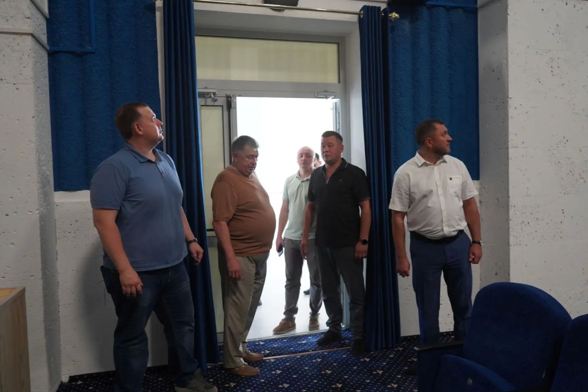 Председатель Совета округа вместе с коллегами провёл депутатский контроль отремонтированного Красноярским краем ДК им. Ленина в Червонопартизанске Председатель Совета округа вместе с коллегами провёл депутатский контроль отремонтированного Красноярским краем ДК им. Ленина в Червонопартизанске