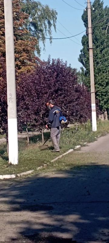 Коммунальные службы продолжают приводить в порядок улицы города Приволье Коммунальные службы продолжают приводить в порядок улицы города Приволье