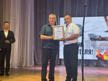 Принял участие в торжественном мероприятии, посвящённом 70-летию Дня строителя, которое прошло в Луганском республиканском дворце культуры