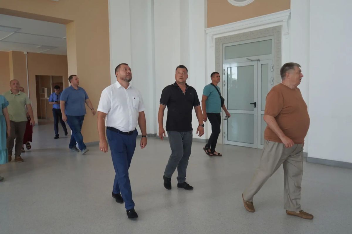 Председатель Совета округа вместе с коллегами провёл депутатский контроль отремонтированного Красноярским краем ДК им. Ленина в Червонопартизанске Председатель Совета округа вместе с коллегами провёл депутатский контроль отремонтированного Красноярским краем ДК им. Ленина в Червонопартизанске