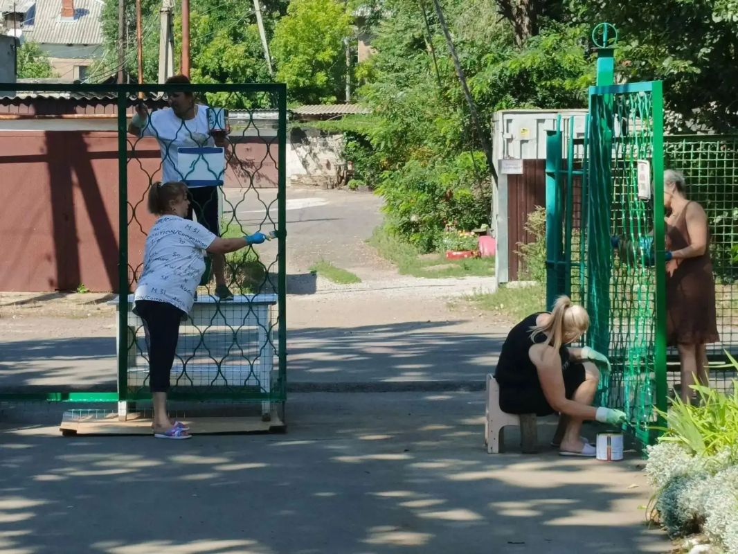 "В ГБДОУ ЛНР "Краснолучский детский сад № 11 "Ромашка" сейчас шумно, пахнет свежей краской и строительной пылью — полным ходом идёт долгожданный ремонт "В ГБДОУ ЛНР "Краснолучский детский сад № 11 "Ромашка" сейчас шумно, пахнет свежей краской и строительной пылью — полным ходом идёт долгожданный ремонт