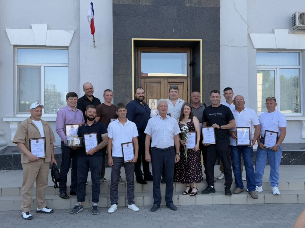 Сергей Козенко поздравил сотрудников подрядных организаций с наступающим Днём строителя Сергей Козенко поздравил сотрудников подрядных организаций с наступающим Днём строителя
