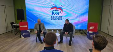 Виктор Водолацкий: Сегодня вместе с Секретарём ЛРО ВПП «Единая Россия», Председателем Народного Совета ЛНР Д.Н. Мирошниченко встретился с молодежным активом региона