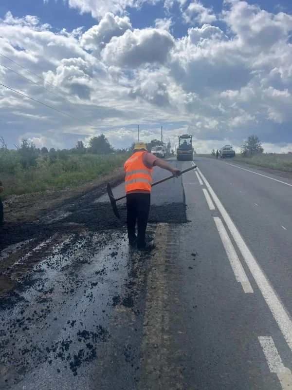 На трассе Лутугино – Волнухино завершается укладка нового асфальта На трассе Лутугино – Волнухино завершается укладка нового асфальта