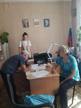 Сегодня на территории Великочерниговского отдела жизнеобеспечения в с. Великая Черниговка прошёл выездной приём граждан специалистами ГБУ «МФЦ» ЛНР