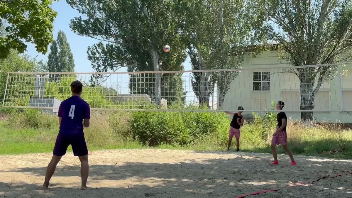 Турнир по пляжному волейболу в Меловском округе: юные спортсмены показали класс!