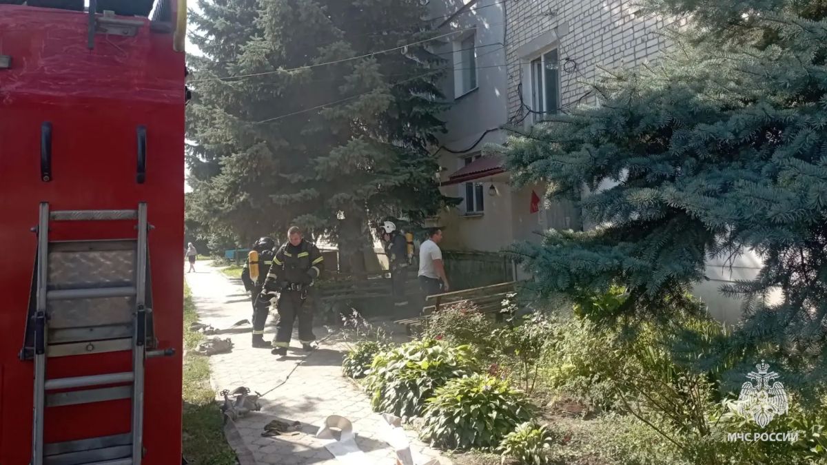 Непотушенная свеча едва не лишила жилья молодую женщину с ребенком