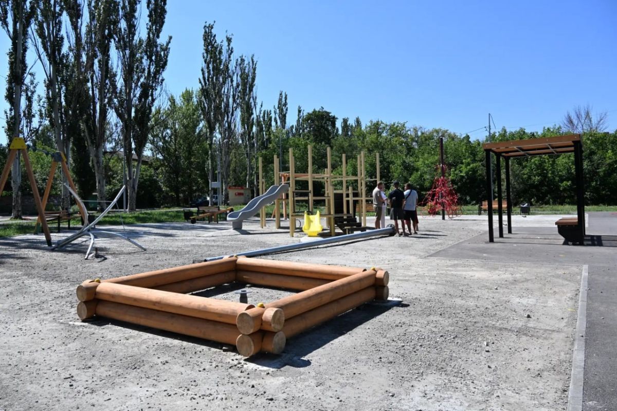 В Брянке по народной программе благоустраивают сквер на улице Щетинина В Брянке по народной программе благоустраивают сквер на улице Щетинина