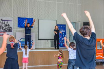 Сотрудники Госавтоинспекции провели спортивное мероприятие для юных инспекторов движения в рамках Всероссийской акции «Зарядка со стражем порядка»