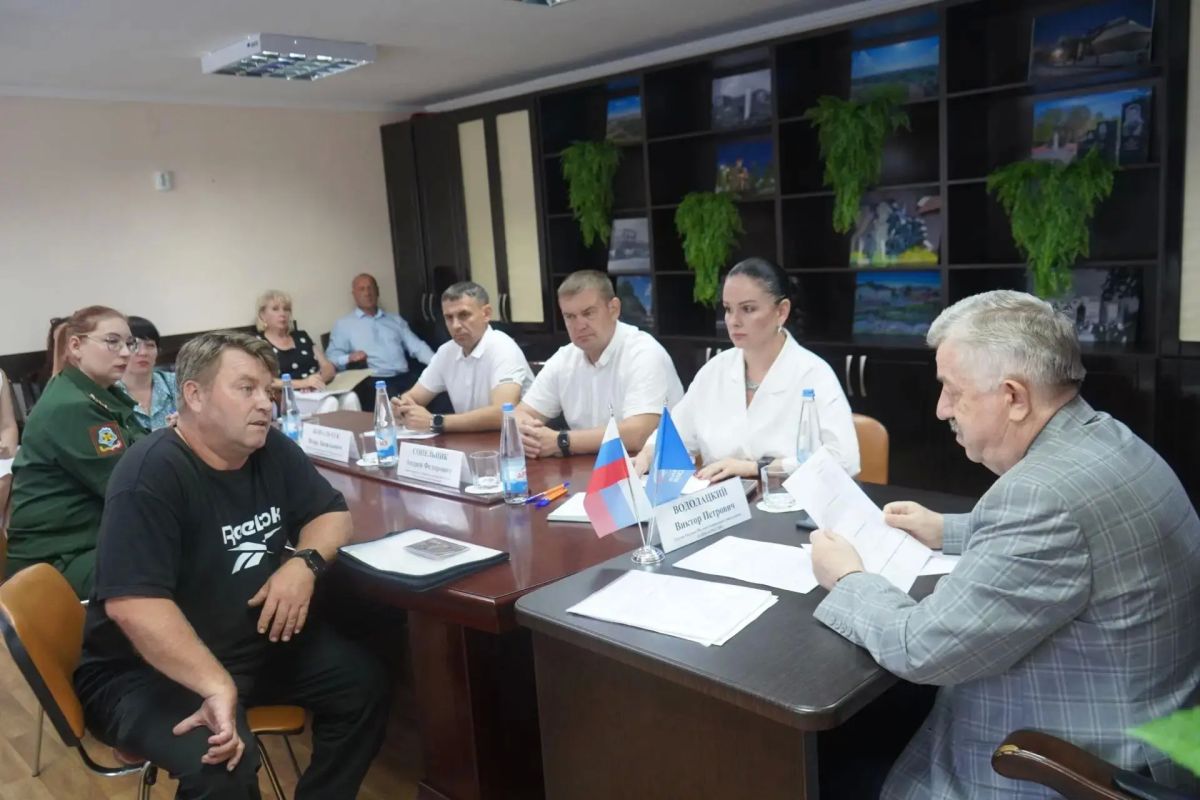 Депутат Госдумы Виктор Водолацкий провел прием граждан в Свердловске Депутат Госдумы Виктор Водолацкий провел прием граждан в Свердловске