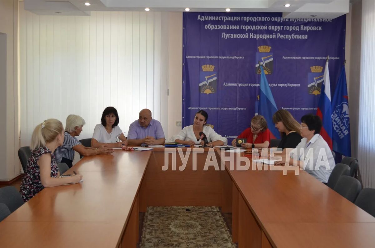 В Администрации города Кировска впервые прошла мобильная юридическая приемная «Правомобиль.КСВО»