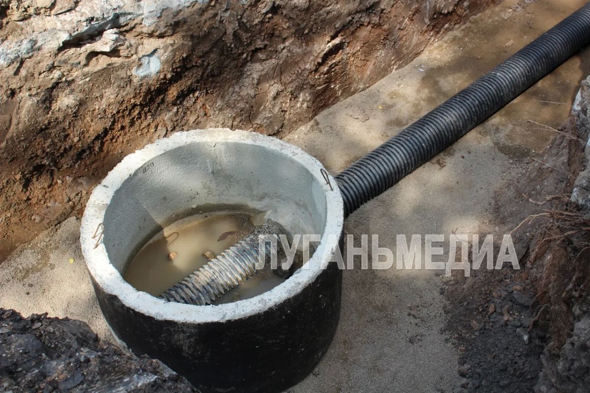 В старой части Алчевска специалисты подрядной организации выполняют замену участка канализационной системы города В старой части Алчевска специалисты подрядной организации выполняют замену участка канализационной системы города