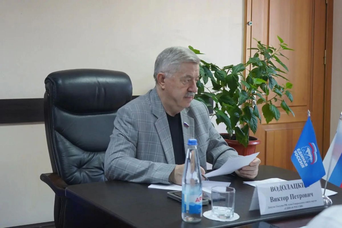 Депутат Госдумы Виктор Водолацкий провел прием граждан в Свердловске Депутат Госдумы Виктор Водолацкий провел прием граждан в Свердловске