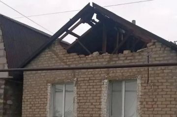 Администрация округа помогла жительнице пгт Бирюково перекрыть разрушенную непогодой кровлю