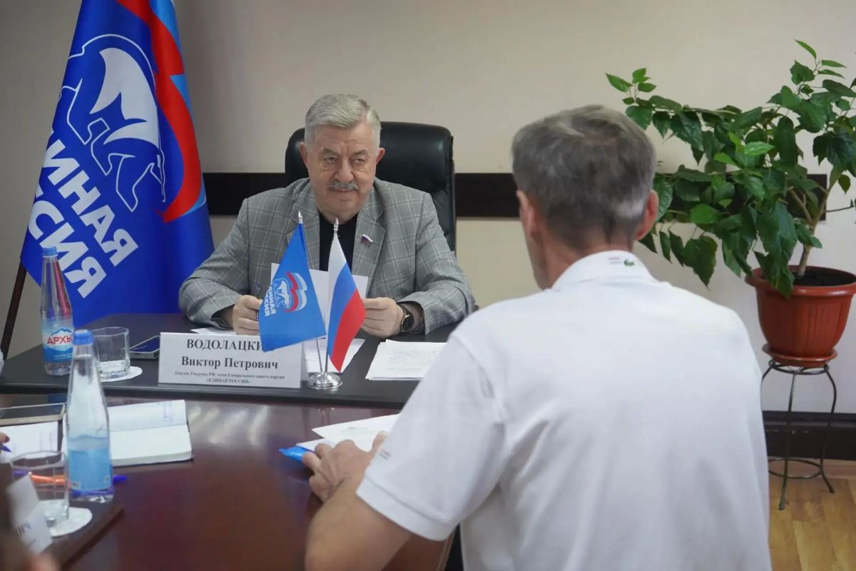 Депутат Госдумы Виктор Водолацкий провел прием граждан в Свердловске Депутат Госдумы Виктор Водолацкий провел прием граждан в Свердловске