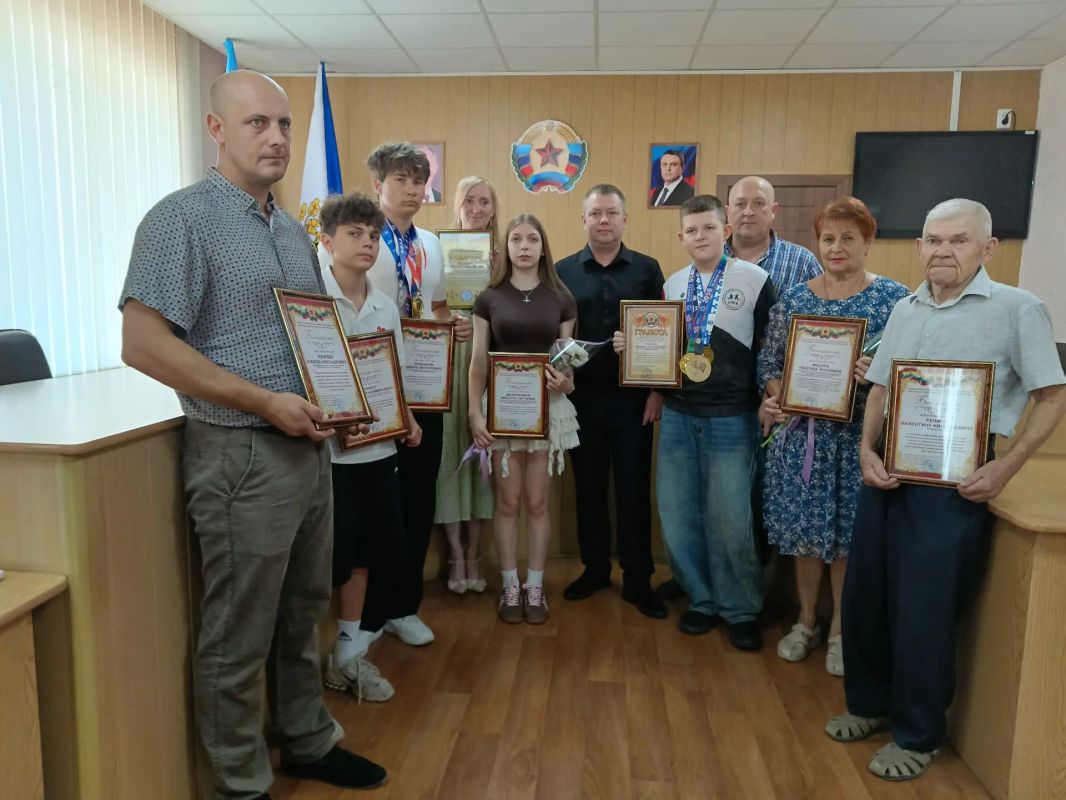 В Ровеньках торжественно отметили День физкультурника В Ровеньках состоялось торжественное мероприятие, посвященное Дню физкультурника. Праздник объединил тех, для кого спорт стал не просто профессией, а настоящим... В Ровеньках торжественно отметили День физкультурника В Ровеньках состоялось торжественное мероприятие, посвященное Дню физкультурника. Праздник объединил тех, для кого спорт стал не просто профессией, а настоящим...