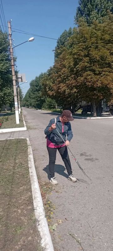 Коммунальные службы продолжают приводить в порядок улицы города Приволье Коммунальные службы продолжают приводить в порядок улицы города Приволье