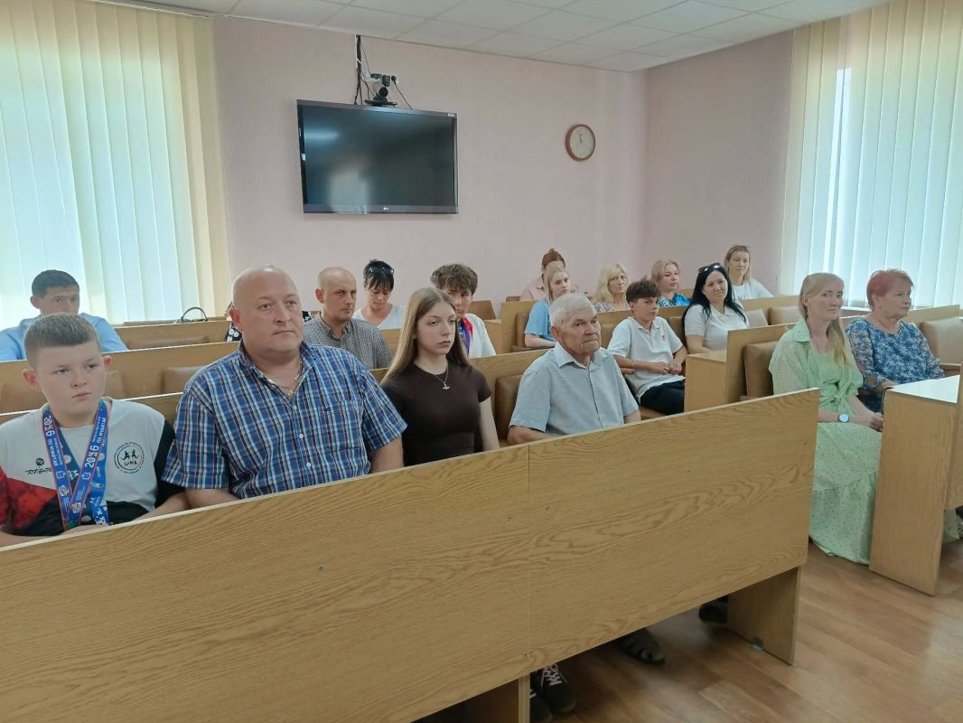 В Ровеньках торжественно отметили День физкультурника В Ровеньках состоялось торжественное мероприятие, посвященное Дню физкультурника. Праздник объединил тех, для кого спорт стал не просто профессией, а настоящим... В Ровеньках торжественно отметили День физкультурника В Ровеньках состоялось торжественное мероприятие, посвященное Дню физкультурника. Праздник объединил тех, для кого спорт стал не просто профессией, а настоящим...