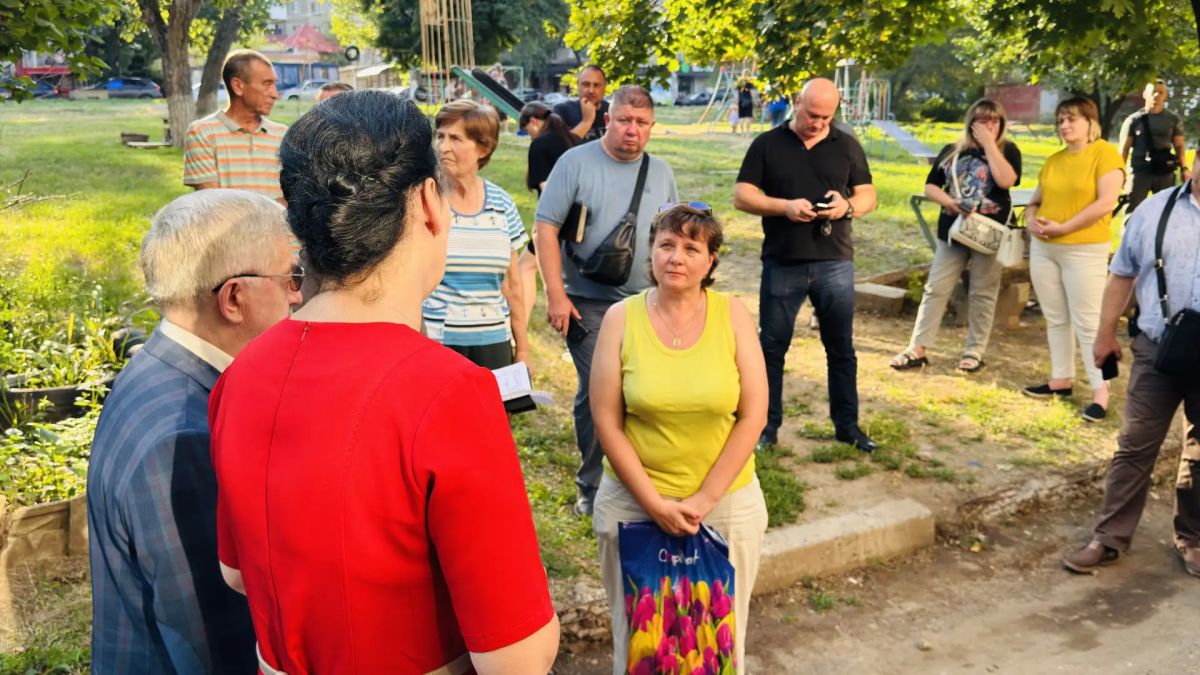 «Муниципальный диалог»: Жители квартала Щербакова в Луганске пообщались с представителями власти «Муниципальный диалог»: Жители квартала Щербакова в Луганске пообщались с представителями власти