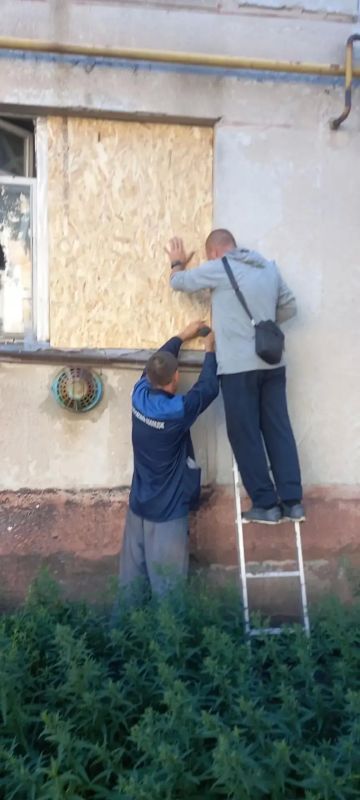 Коммунальные службы продолжают приводить в порядок улицы города Приволье Коммунальные службы продолжают приводить в порядок улицы города Приволье