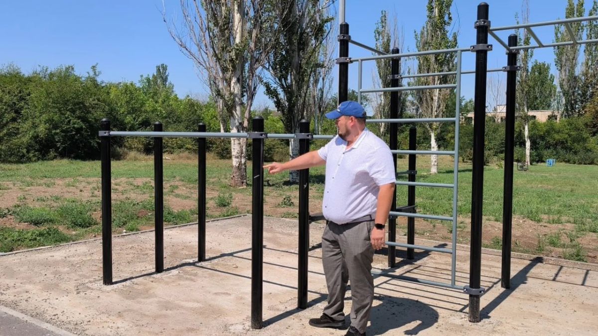 В Брянке по народной программе благоустраивают сквер на улице Щетинина В Брянке по народной программе благоустраивают сквер на улице Щетинина