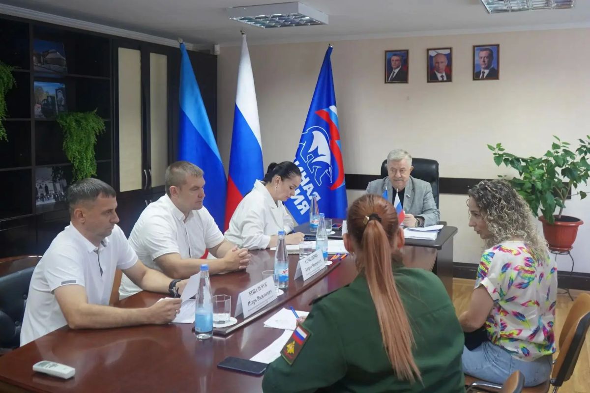 Депутат Госдумы Виктор Водолацкий провел прием граждан в Свердловске Депутат Госдумы Виктор Водолацкий провел прием граждан в Свердловске