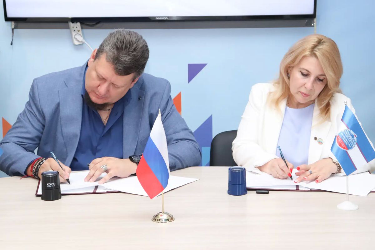 Общественная палата ЛНР и Ассоциация юристов России подписали соглашение о наблюдении за выборами в Госдуму Общественная палата ЛНР и Ассоциация юристов России подписали соглашение о наблюдении за выборами в Госдуму