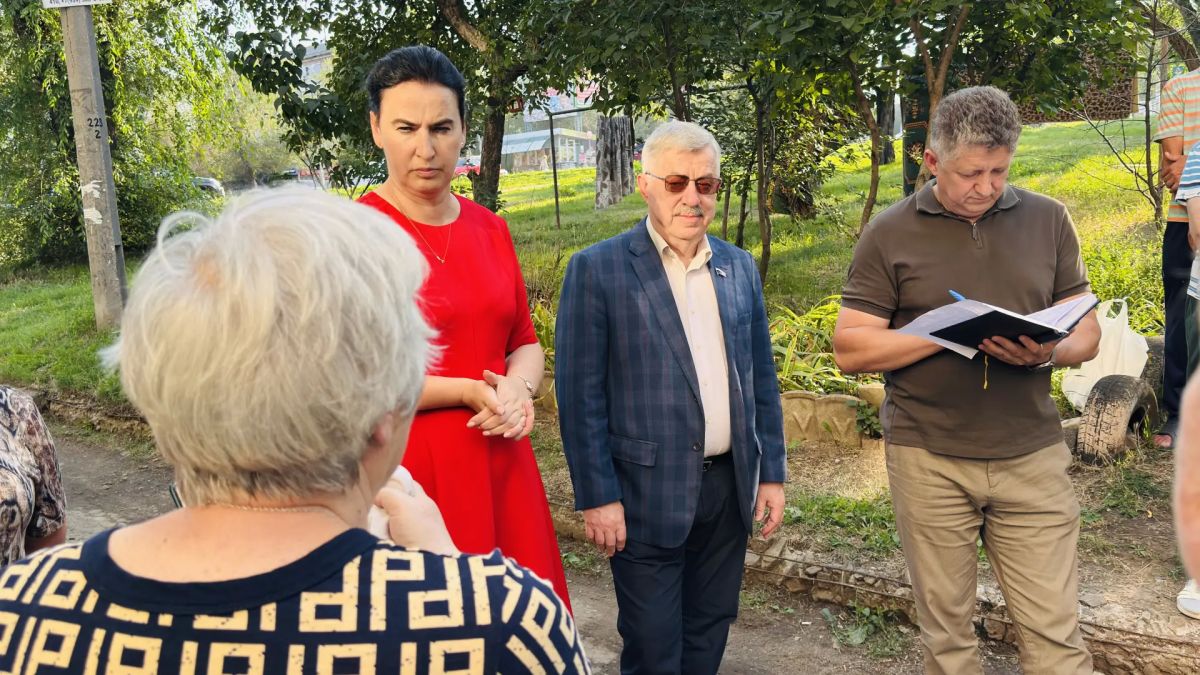 «Муниципальный диалог»: Жители квартала Щербакова в Луганске пообщались с представителями власти «Муниципальный диалог»: Жители квартала Щербакова в Луганске пообщались с представителями власти