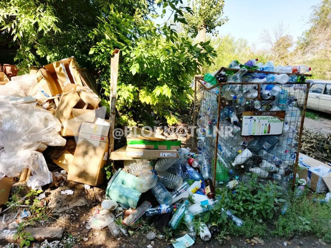 Власти Луганска забыли о вывозе пластиковых бутылок на квартале ГБК Власти Луганска забыли о вывозе пластиковых бутылок на квартале ГБК