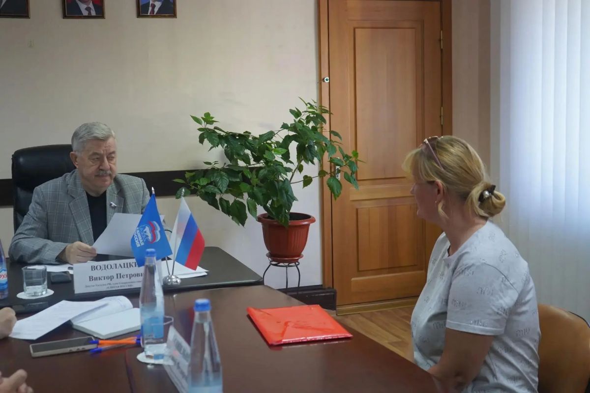 Депутат Госдумы Виктор Водолацкий провел прием граждан в Свердловске Депутат Госдумы Виктор Водолацкий провел прием граждан в Свердловске