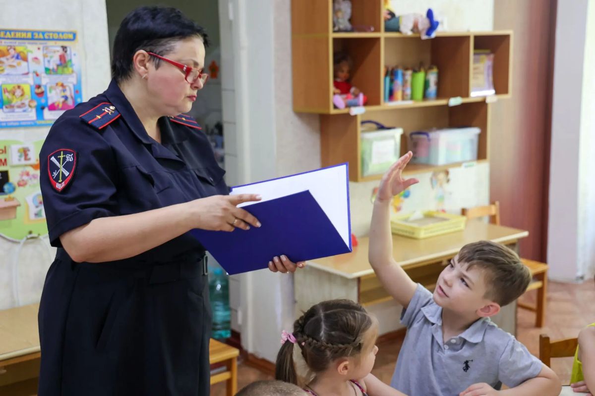 Столичные полицейские присоединились к акции «Зарядка со стражем порядка» Столичные полицейские присоединились к акции «Зарядка со стражем порядка»