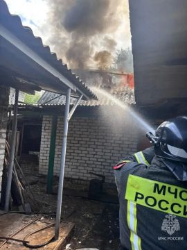 Сотрудники МЧС отстояли от огня жилой дом в Белокуракино