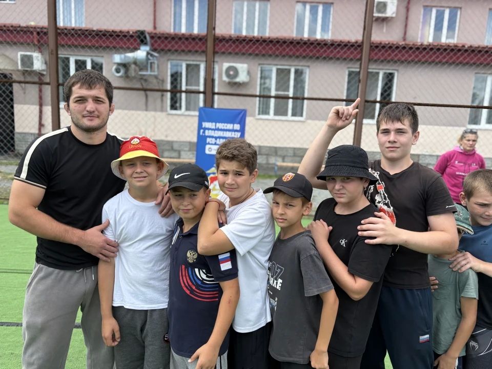 Североосетинские полицейские и представители ведомственного Общественного совета провели «Зарядку со стражем порядка» для воспитанников реабилитационного центра «Доброе сердце» Североосетинские полицейские и представители ведомственного Общественного совета провели «Зарядку со стражем порядка» для воспитанников реабилитационного центра «Доброе сердце»