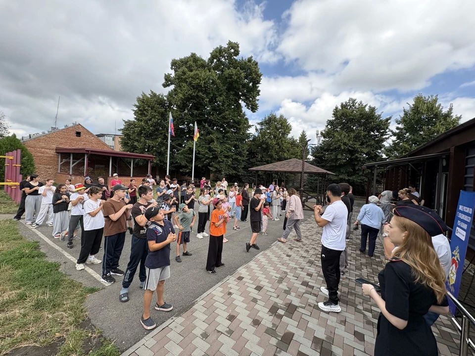 Североосетинские полицейские и представители ведомственного Общественного совета провели «Зарядку со стражем порядка» для воспитанников реабилитационного центра «Доброе сердце» Североосетинские полицейские и представители ведомственного Общественного совета провели «Зарядку со стражем порядка» для воспитанников реабилитационного центра «Доброе сердце»