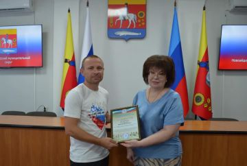 Дорогие друзья!. От всей души поздравляю вас с праздником, посвящённым физической культуре и спорту! Активный образ жизни – это залог крепкого здоровья, внутренней силы и отличного настроения