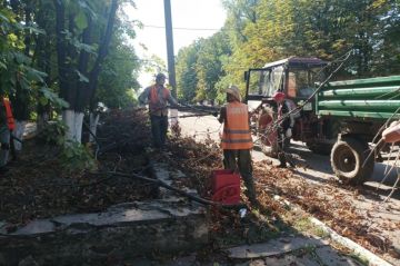 Чистота и безопасность: в пгт Комсомольский продолжаются работы по благоустройству