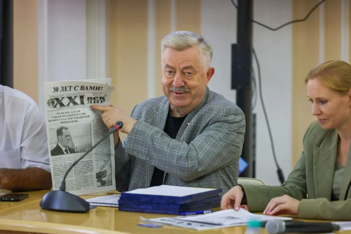 Виктор Водолацкий: Принял участие в торжественном мероприятии, посвящённом 30-летию со дня создания общественно-политической газеты «XXI век ЛНР» Виктор Водолацкий: Принял участие в торжественном мероприятии, посвящённом 30-летию со дня создания общественно-политической газеты «XXI век ЛНР»