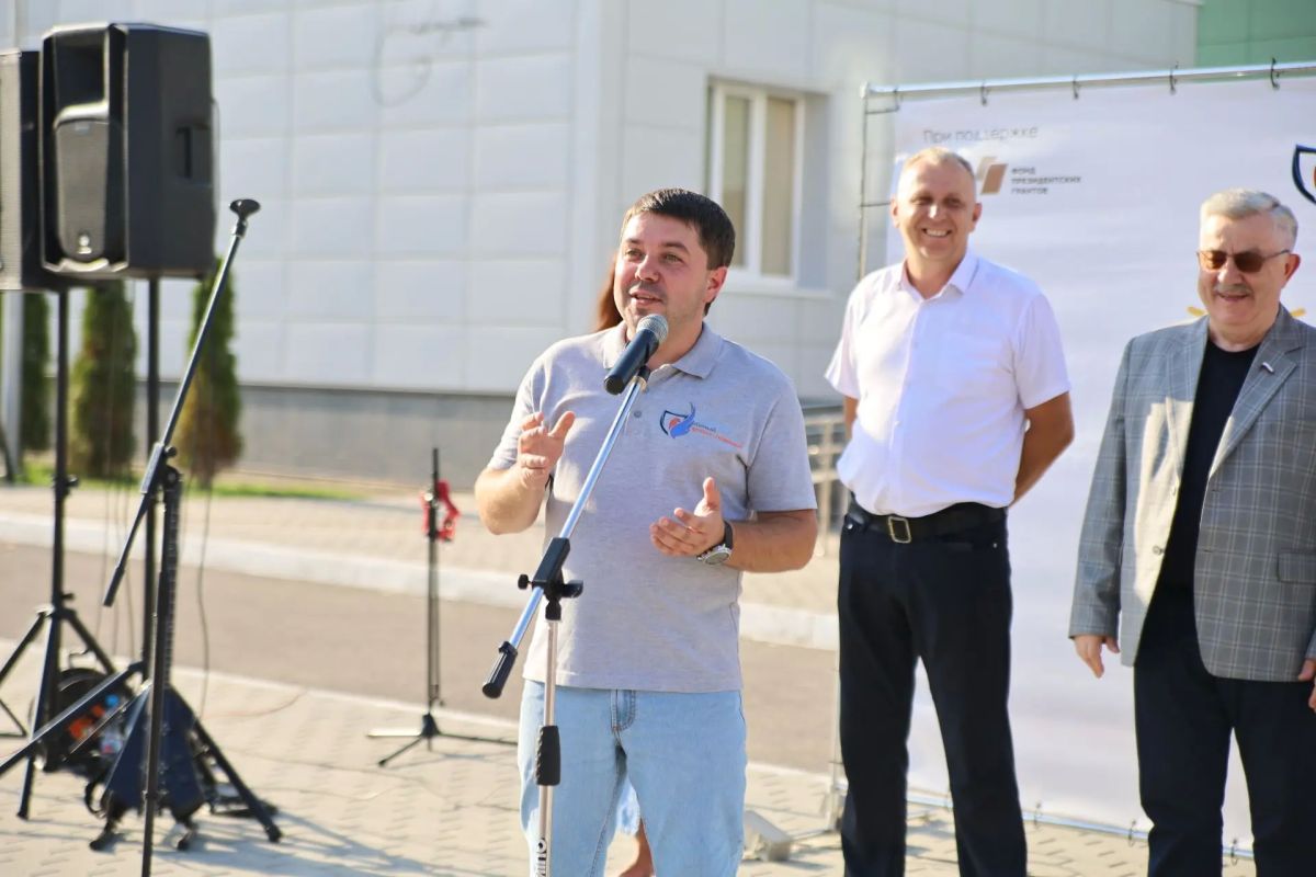 Для жителей квартала Степной в Луганске прошёл праздник двора Для жителей квартала Степной в Луганске прошёл праздник двора