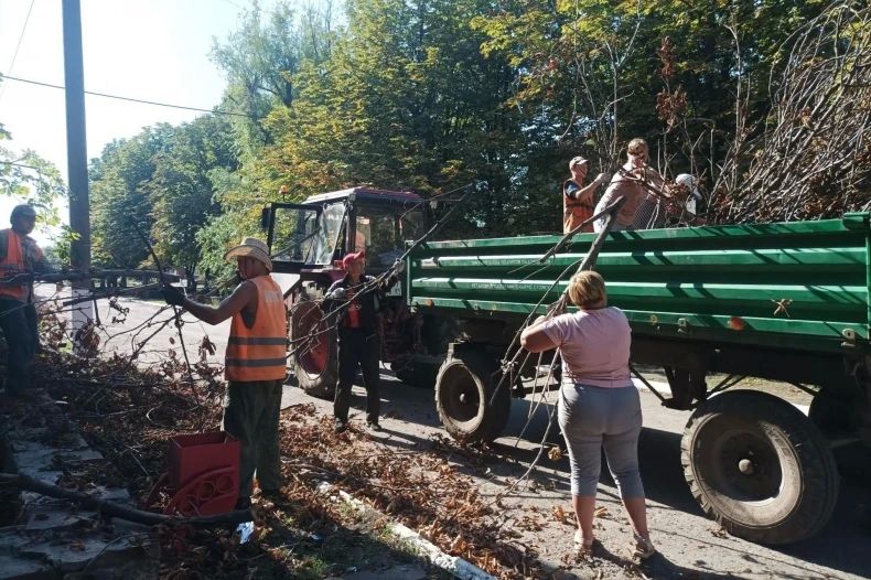 Чистота и безопасность: в пгт Комсомольский продолжаются работы по благоустройству Чистота и безопасность: в пгт Комсомольский продолжаются работы по благоустройству