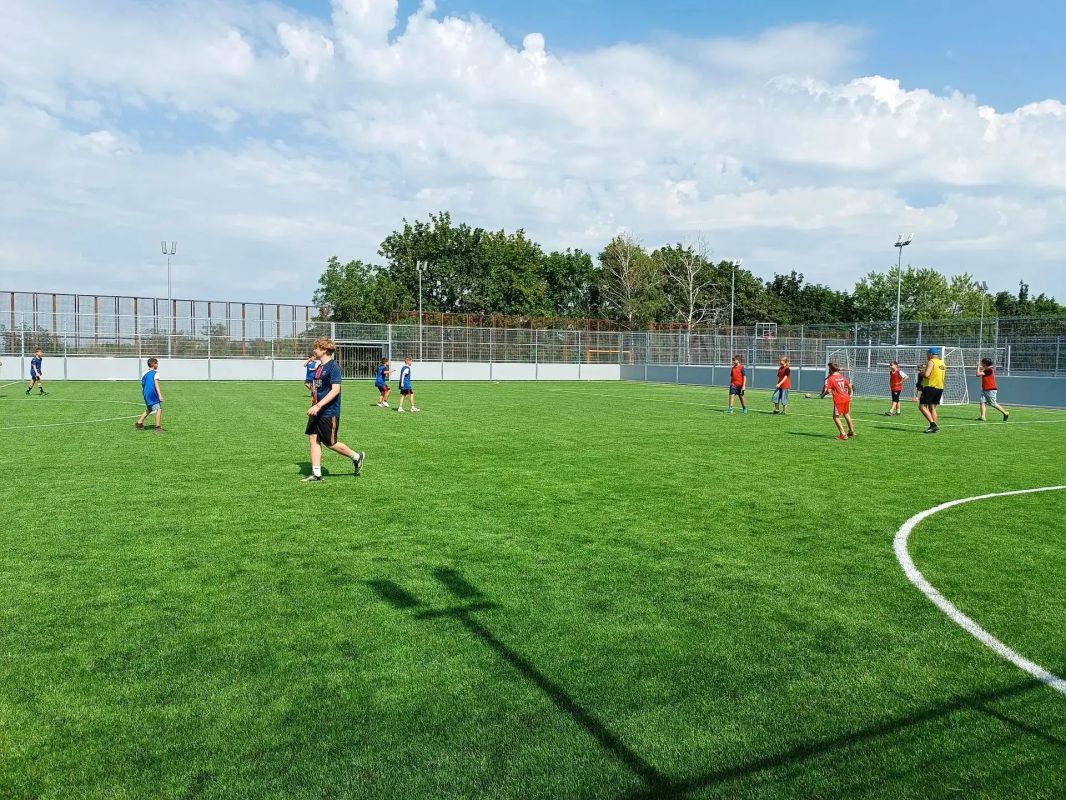 Юные футболисты Кировской спортивной школы отметили День физкультурника товарищеским матчем, приуроченным к Году единства народов России Юные футболисты Кировской спортивной школы отметили День физкультурника товарищеским матчем, приуроченным к Году единства народов России